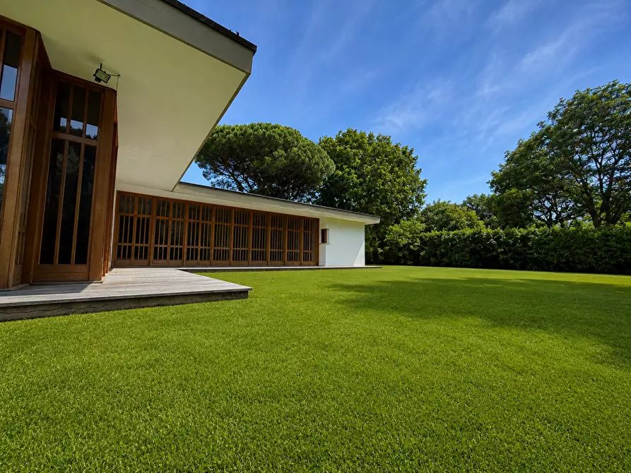 Immagine 3 di Villa in vendita  a Massa