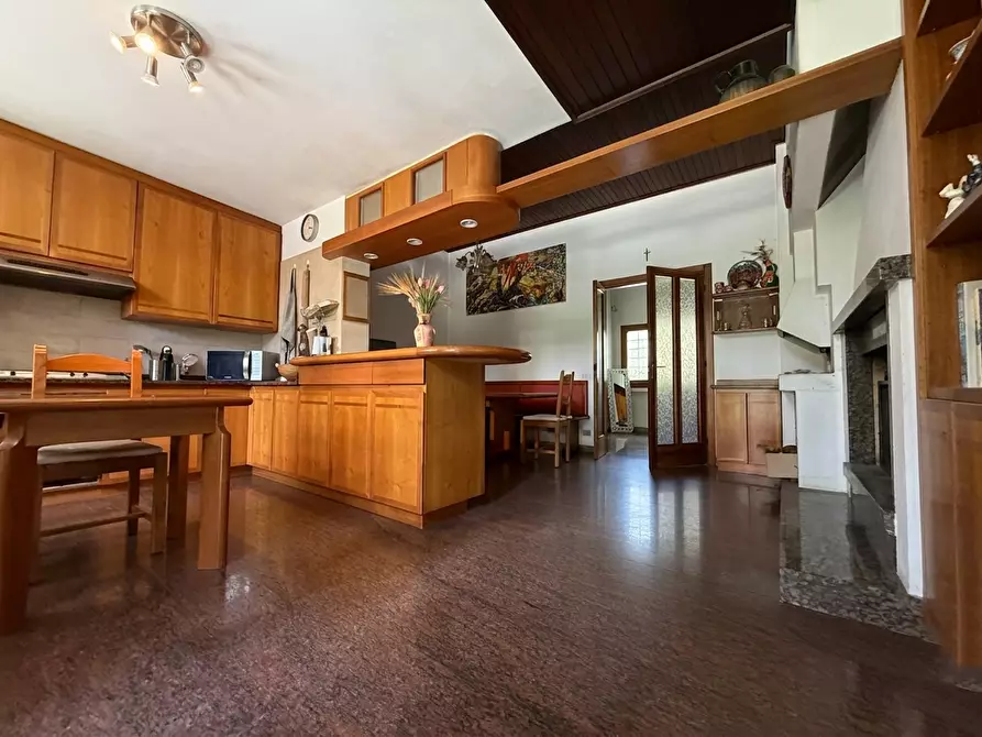 Immagine 11 di Villa in vendita  a Massa