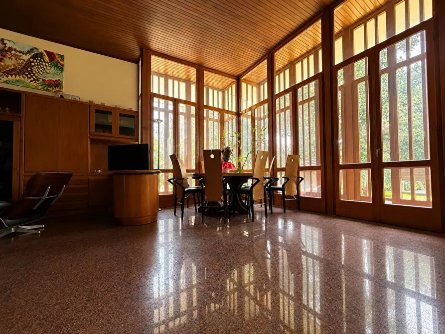 Immagine 15 di Villa in vendita  a Massa