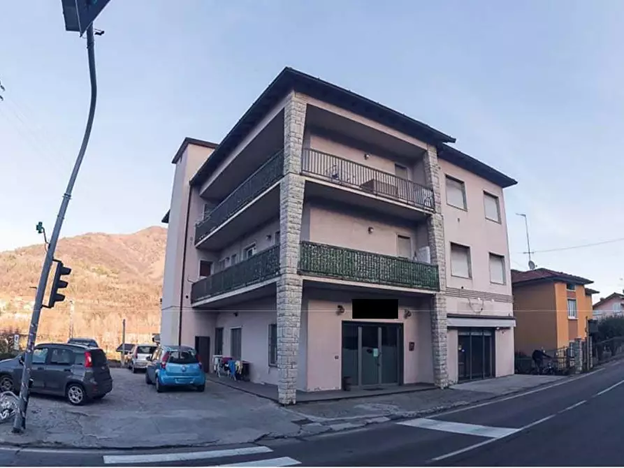 Immagine 1 di Negozio in vendita  a Pradalunga