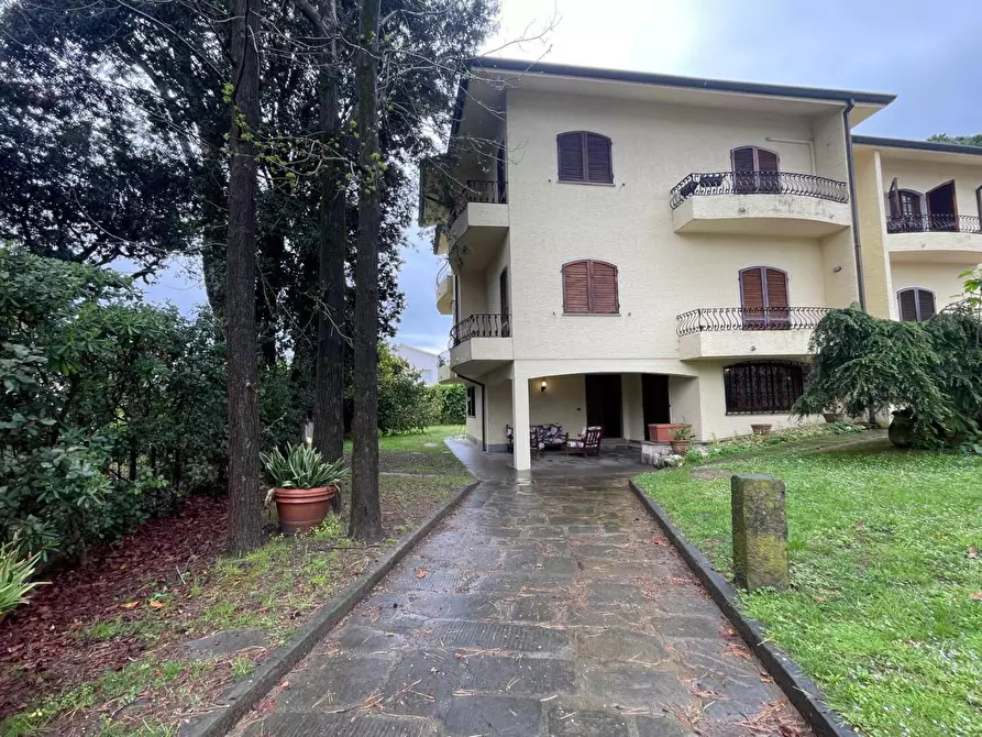 Immagine 8 di Casa bifamiliare in vendita  a Camaiore