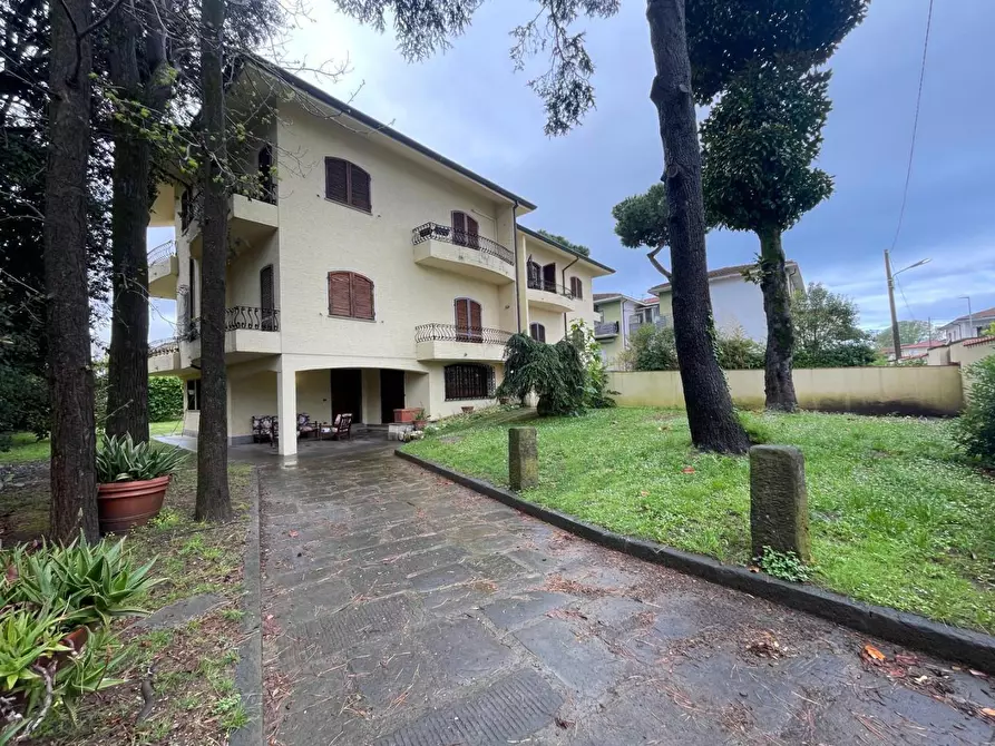 Immagine 3 di Casa bifamiliare in vendita  a Camaiore