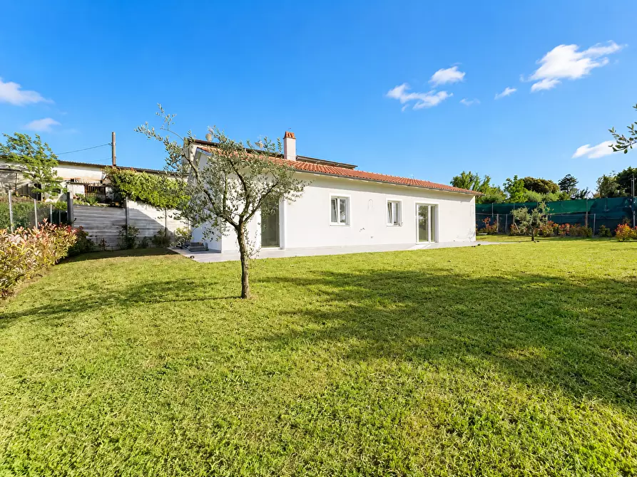 Immagine 1 di Villa in vendita  a Pontedera