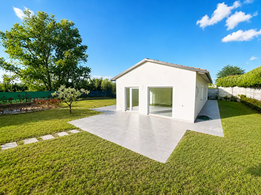Immagine 2 di Villa in vendita  a Pontedera