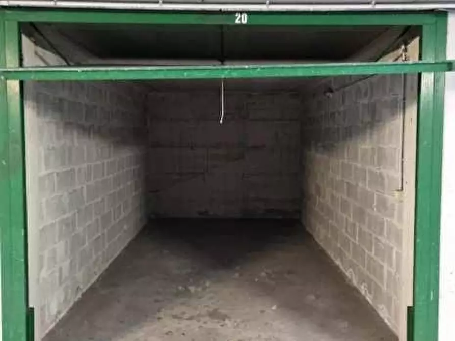 Immagine 5 di Garage in vendita  a Milano