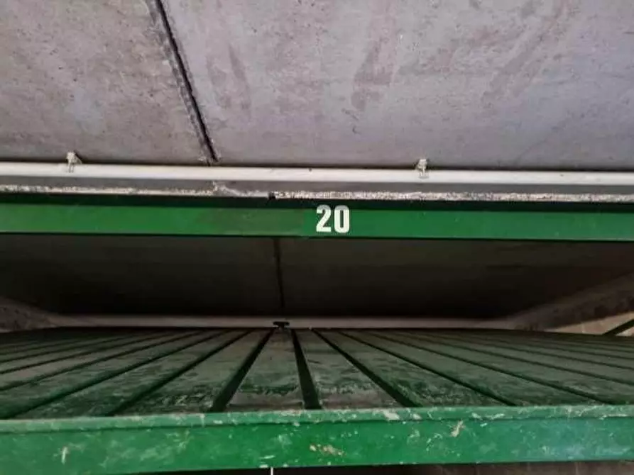 Immagine 6 di Garage in vendita  a Milano