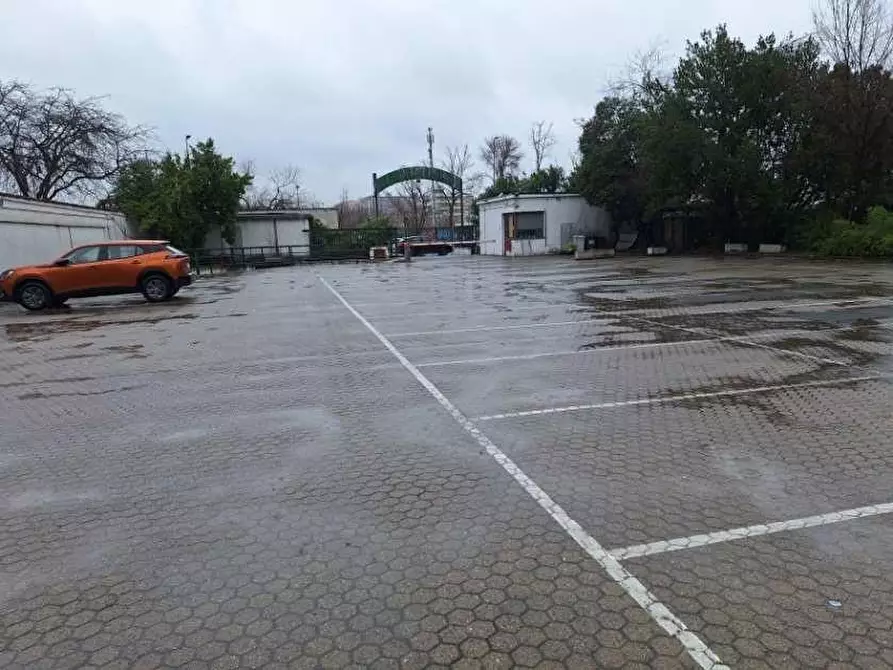 Immagine 2 di Garage in vendita  a Milano