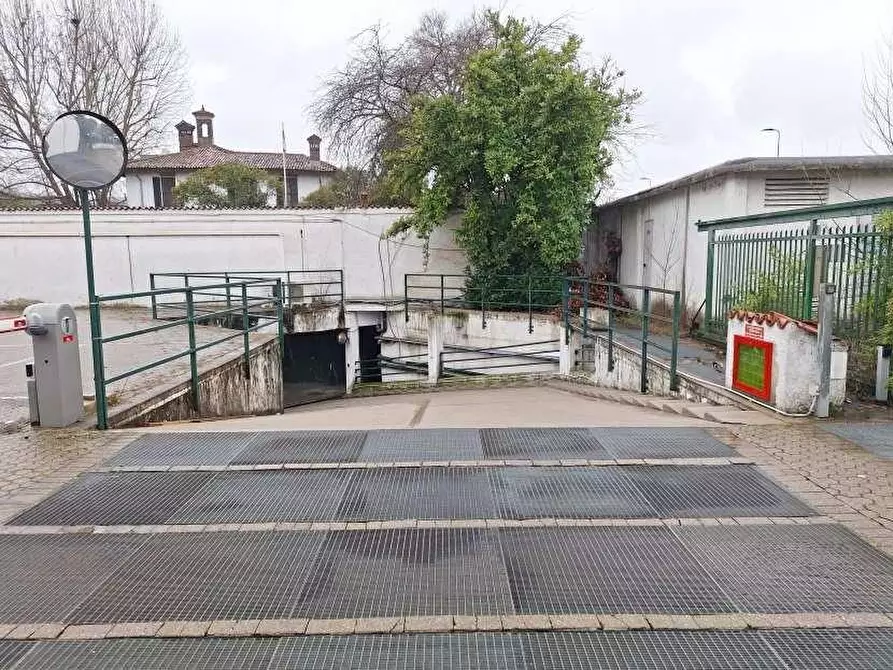 Immagine 7 di Garage in vendita  a Milano