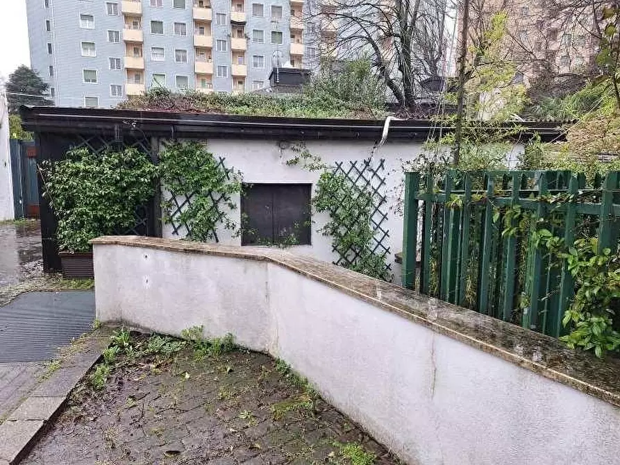 Immagine 12 di Garage in vendita  a Milano