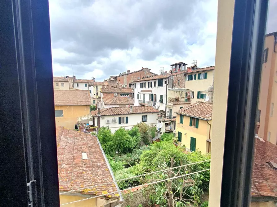 Immagine 15 di Appartamento in vendita  a Lucca