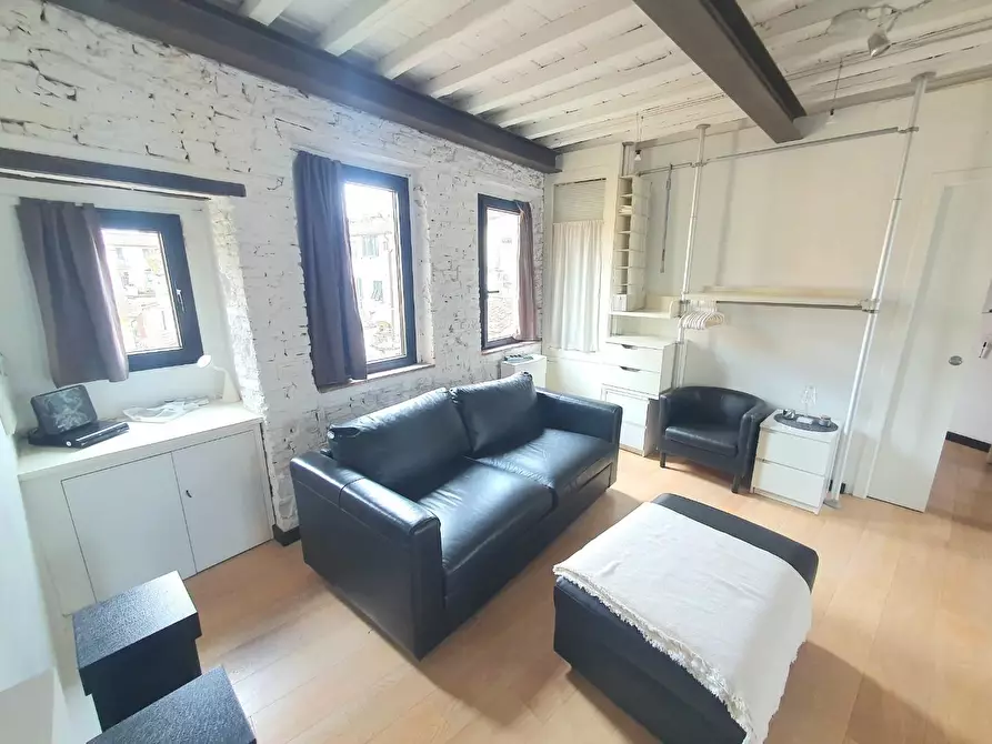 Immagine 9 di Appartamento in vendita  a Lucca