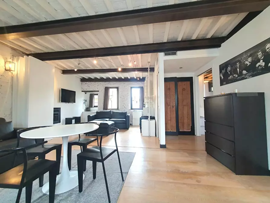 Immagine 2 di Appartamento in vendita  a Lucca