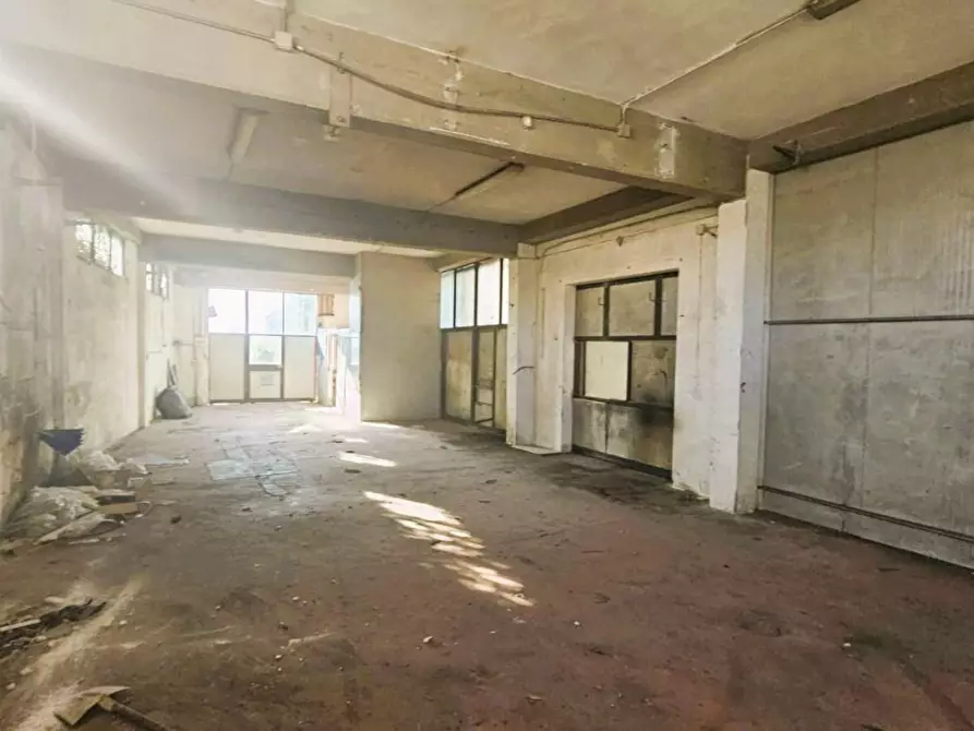 Immagine 5 di Attività artigianale in vendita  a Massa