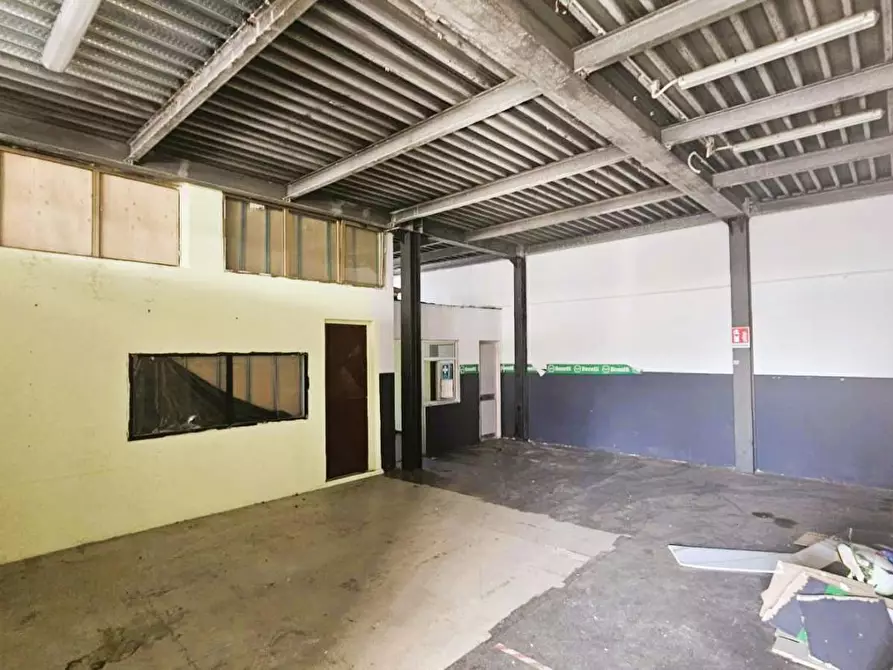Immagine 2 di Attività artigianale in vendita  a Massa