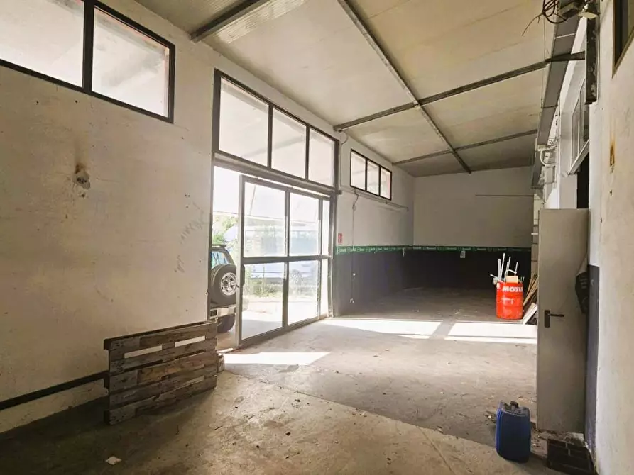 Immagine 6 di Attività artigianale in vendita  a Massa