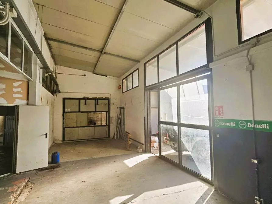 Immagine 3 di Attività artigianale in vendita  a Massa