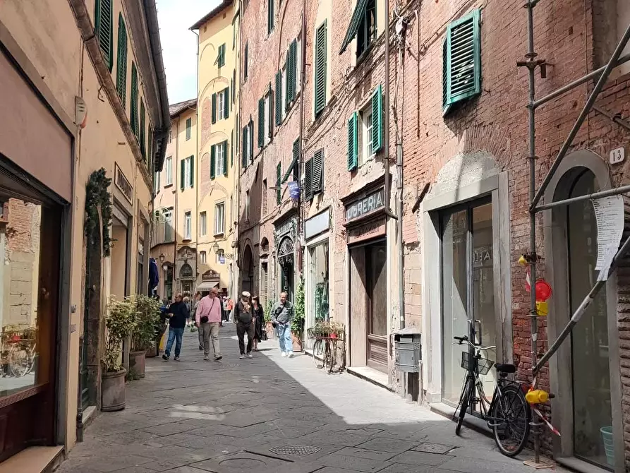 Immagine 5 di Appartamento in vendita  a Lucca