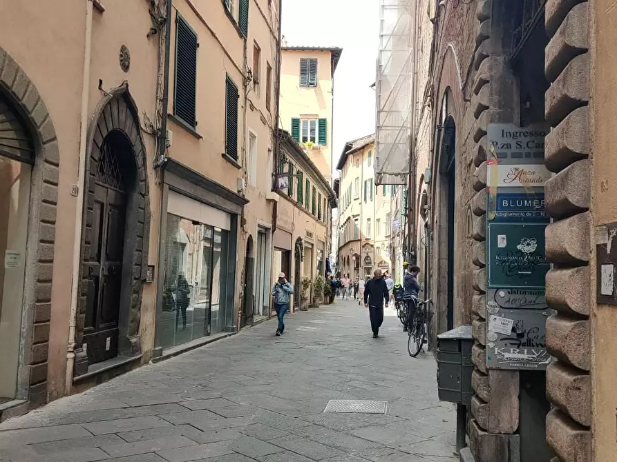 Immagine 4 di Appartamento in vendita  a Lucca