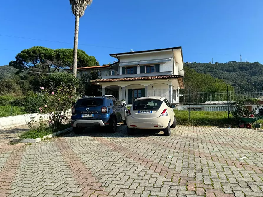 Immagine 2 di Villa in vendita  a Carrara