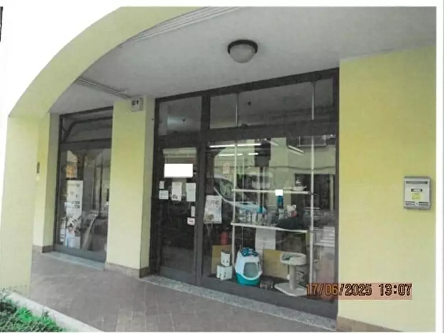 Immagine 3 di Negozio in vendita  a Melzo
