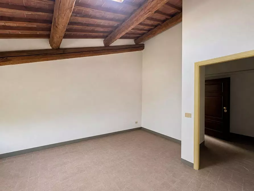 Immagine 4 di Appartamento in vendita  a Lucca