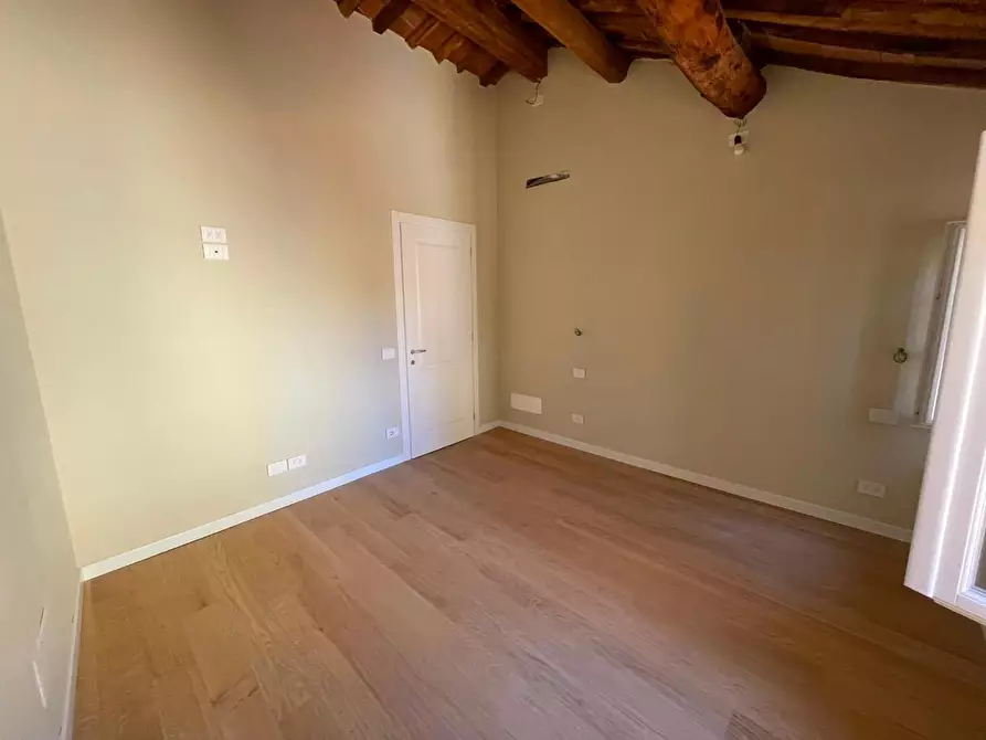 Immagine 16 di Appartamento in vendita  a Lucca