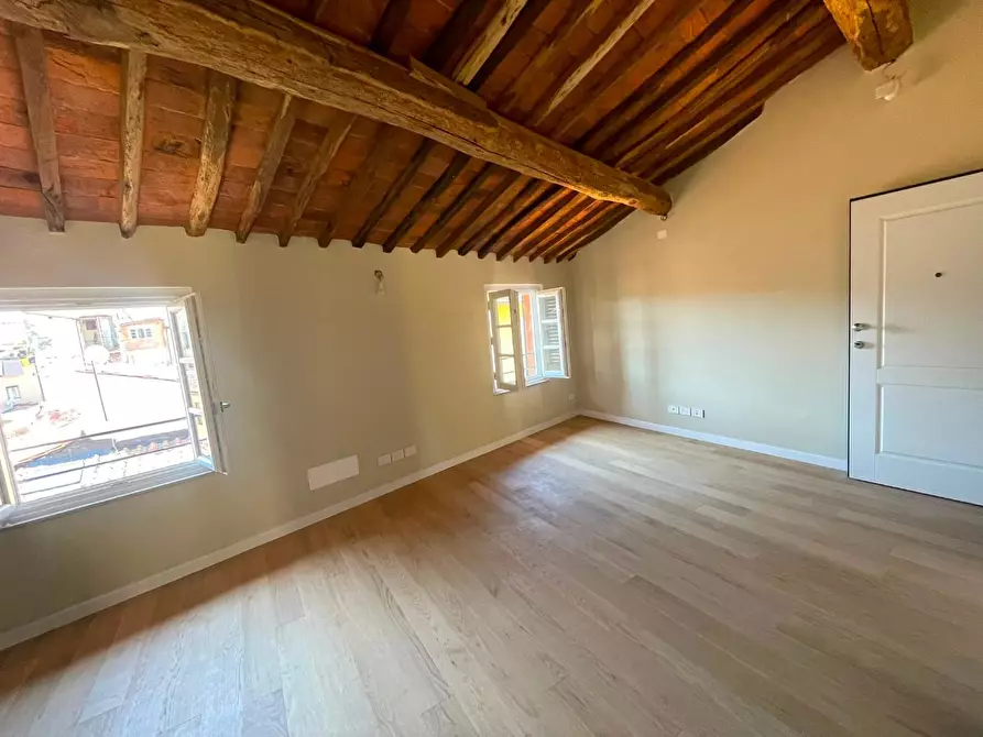 Immagine 17 di Appartamento in vendita  a Lucca
