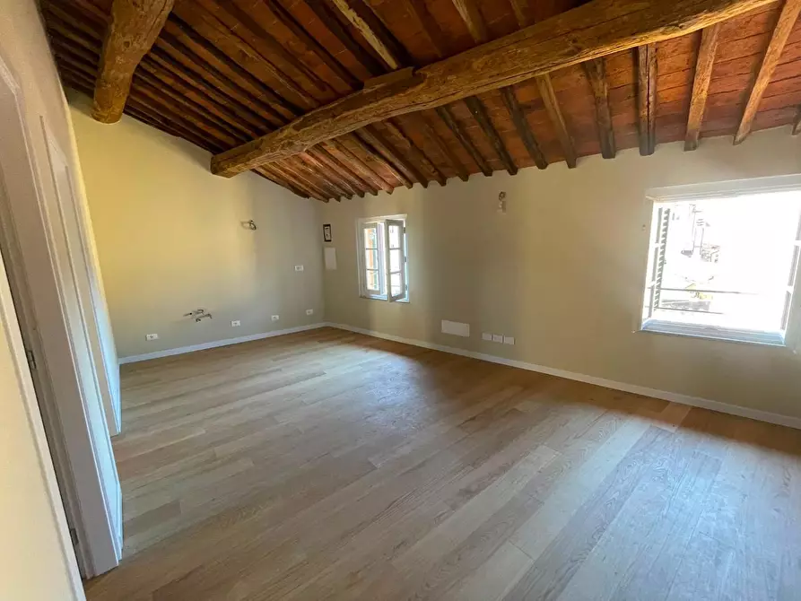 Immagine 37 di Appartamento in vendita  a Lucca