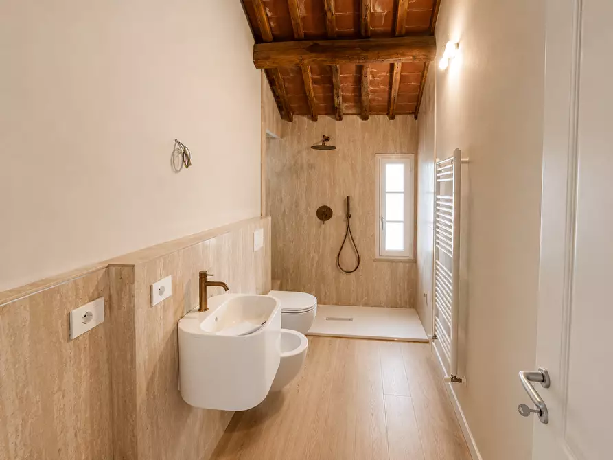 Immagine 5 di Appartamento in vendita  a Lucca