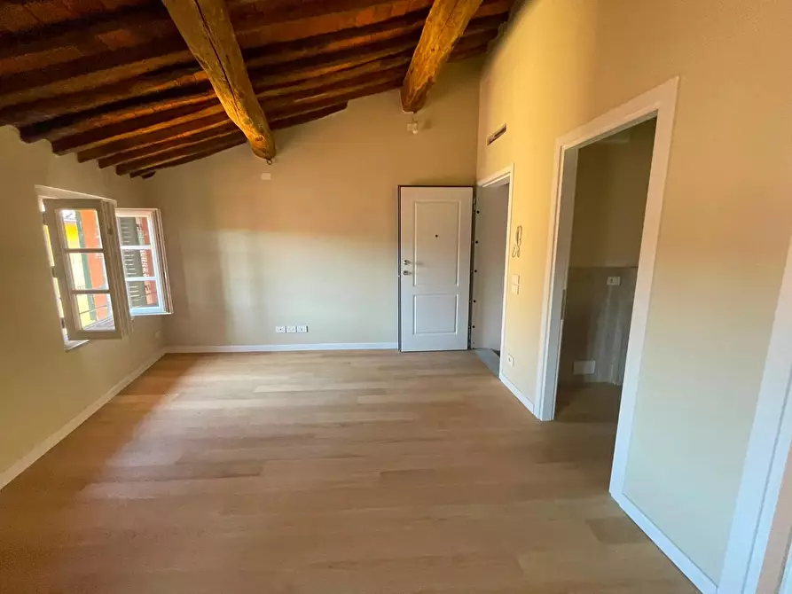 Immagine 30 di Appartamento in vendita  a Lucca