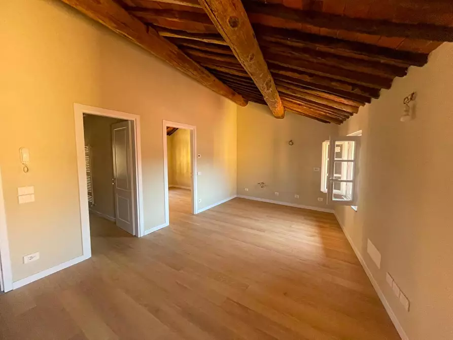 Immagine 21 di Appartamento in vendita  a Lucca