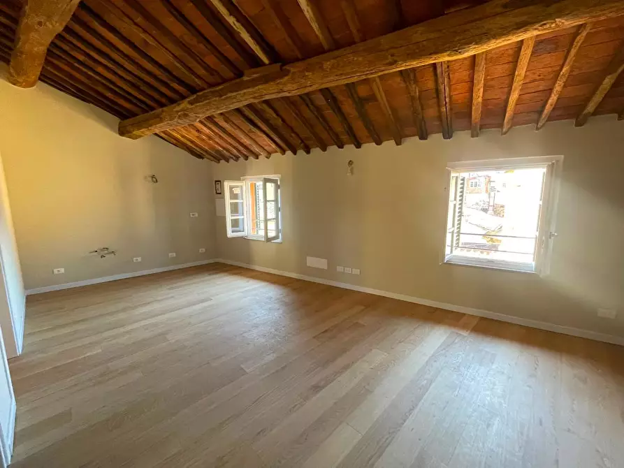 Immagine 20 di Appartamento in vendita  a Lucca
