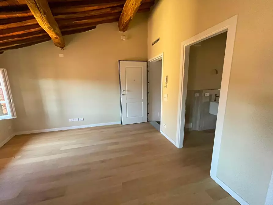Immagine 31 di Appartamento in vendita  a Lucca