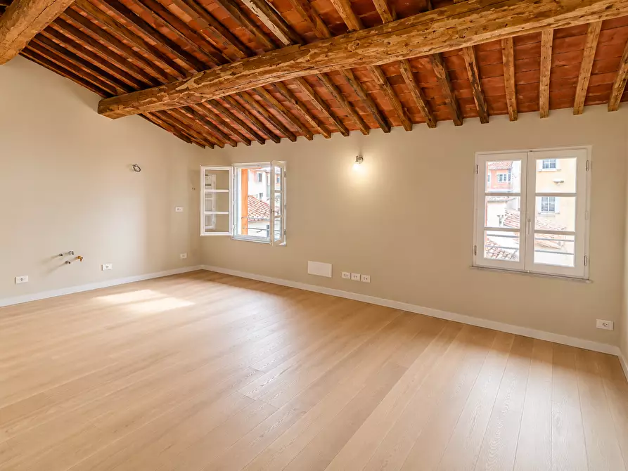 Immagine 1 di Appartamento in vendita  a Lucca
