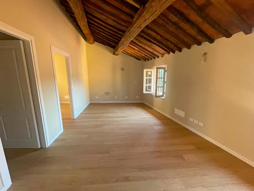 Immagine 19 di Appartamento in vendita  a Lucca