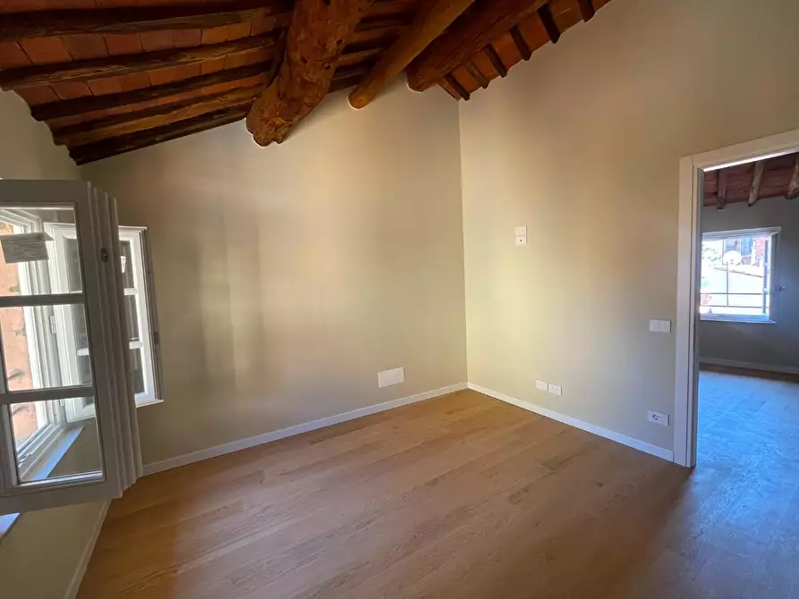 Immagine 10 di Appartamento in vendita  a Lucca