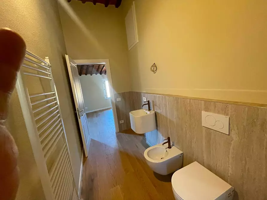 Immagine 33 di Appartamento in vendita  a Lucca