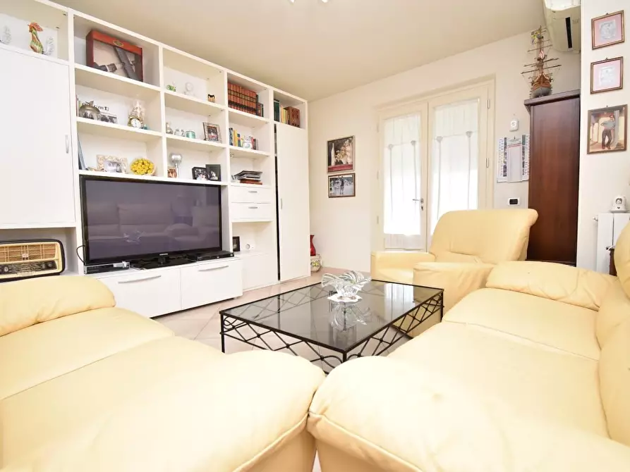 Immagine 2 di Appartamento in vendita  a Camaiore