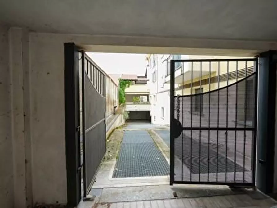 Immagine 2 di Garage in vendita  a Arluno