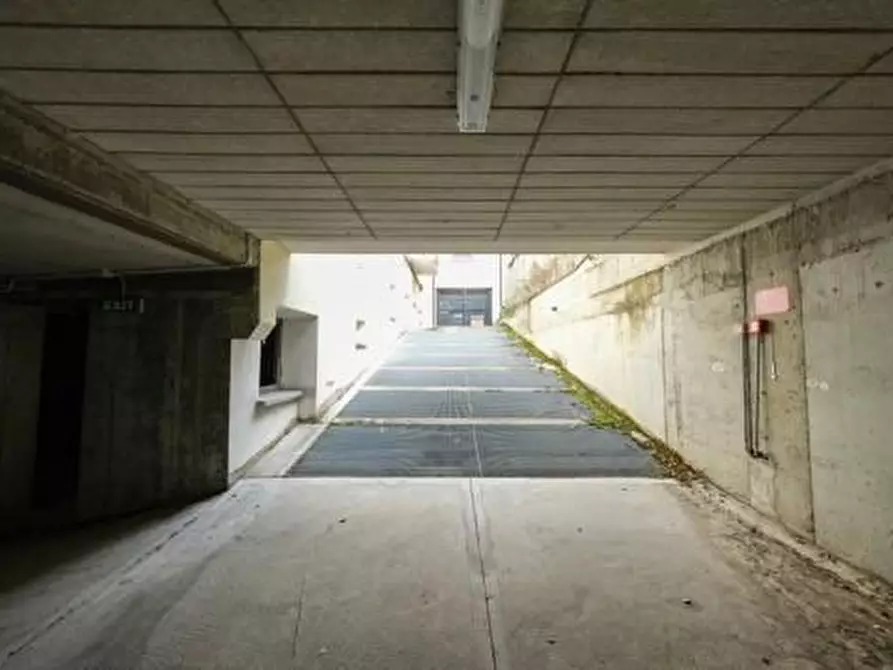 Immagine 4 di Garage in vendita  a Arluno