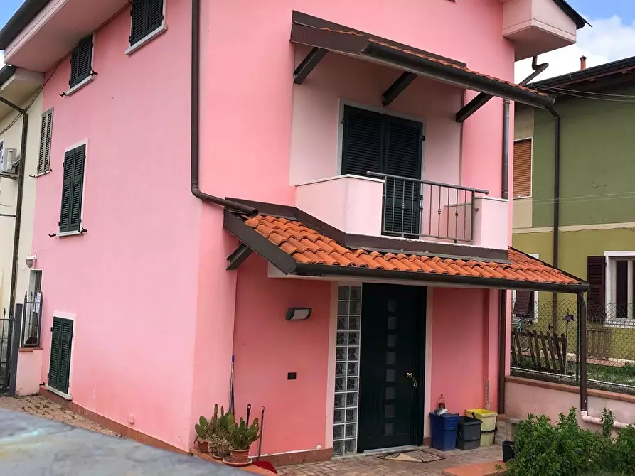Immagine 1 di Casa semindipendente in vendita  a Carrara