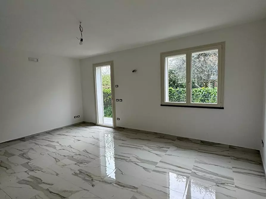 Immagine 1 di Casa bifamiliare in vendita  a Lucca