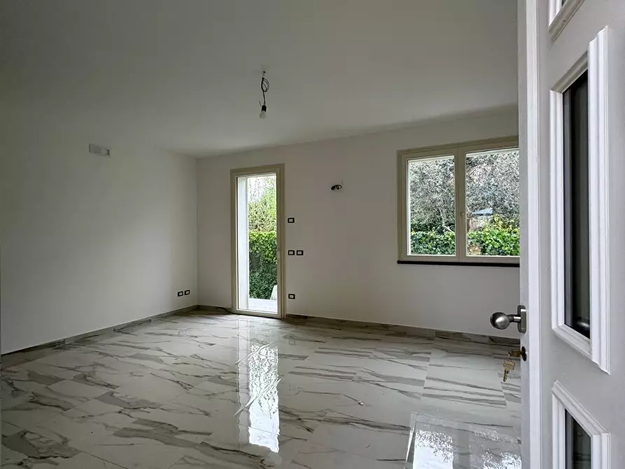 Immagine 5 di Casa bifamiliare in vendita  a Lucca