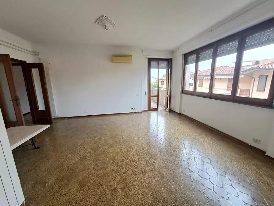 Immagine 1 di Appartamento in vendita  a Massa