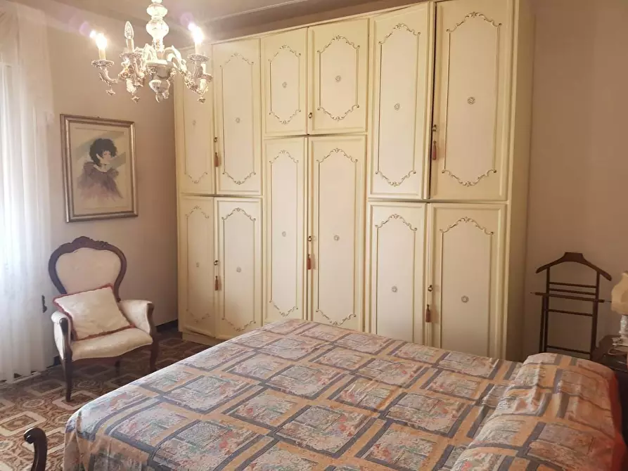 Immagine 11 di Appartamento in vendita  a Lucca