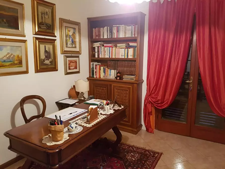 Immagine 11 di Appartamento in vendita  a Lucca