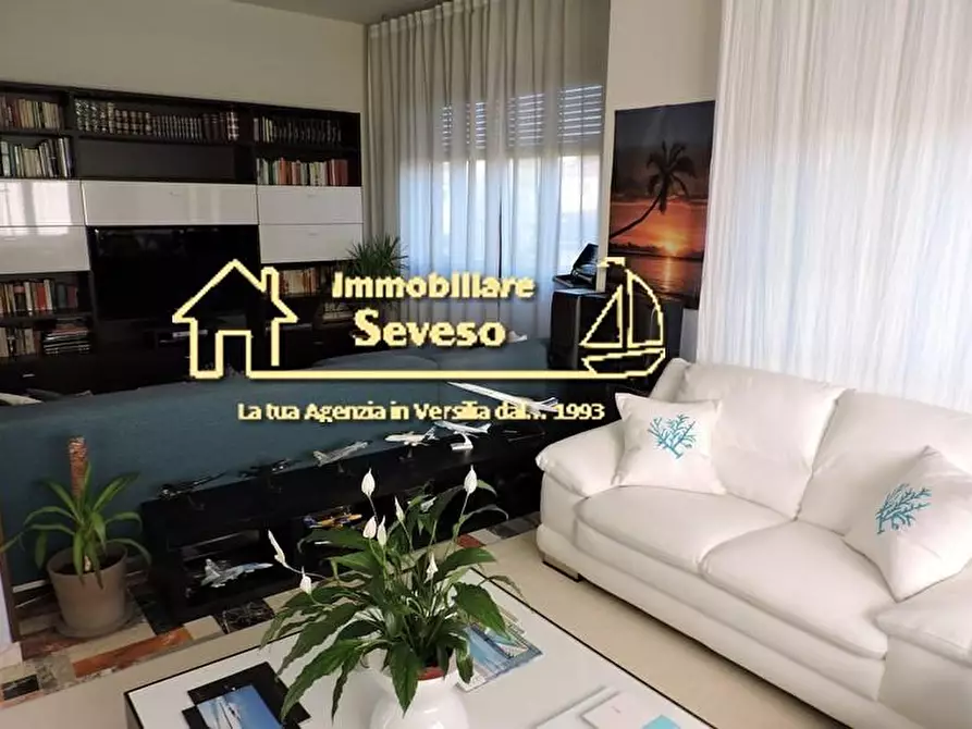 Immagine 1 di Casa trifamiliare in vendita  a Pietrasanta