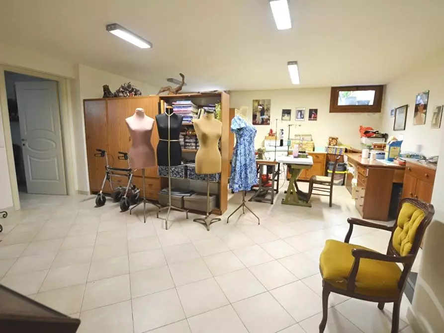Immagine 17 di Appartamento in vendita  a Lucca
