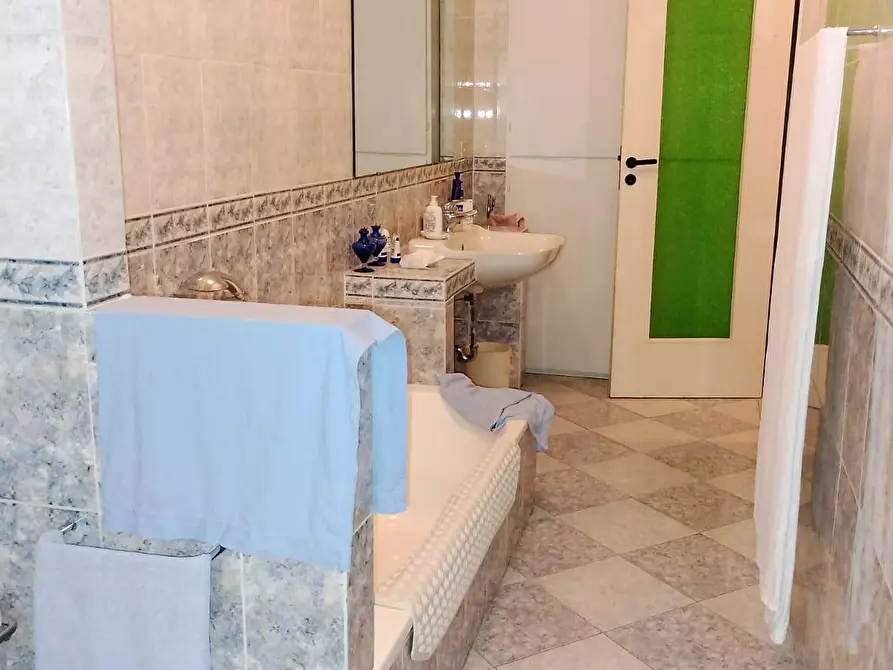 Immagine 17 di Appartamento in vendita  a Massa