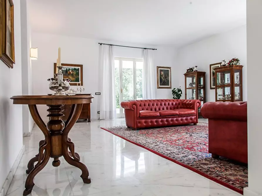 Immagine 5 di Villa in vendita  a Massa